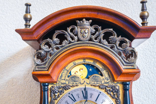 Révision et réparation horloge Lyon : Les Horloges de Poche, un Accessoire Indispensable pour les Gentlemen