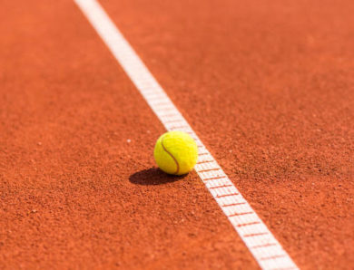Préparation d’un court de tennis en terre battue à Louveciennes pour un tournoi