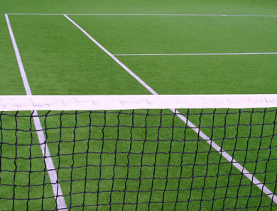 Comment un Constructeur d’un terrain de tennis en gazon synthétique à Nice peut-il optimiser l’entretien et la maintenance du terrain ?