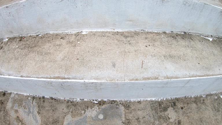 Comment gérer efficacement le temps et le budget lors de la construction d’un court de tennis en béton poreux à Nice ?