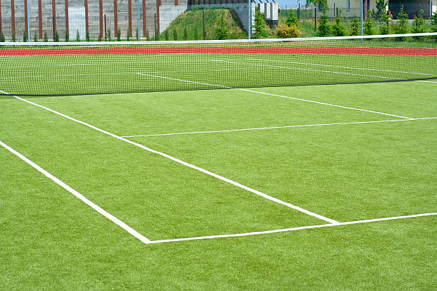 Qu’est-ce que la rénovation d’un court de tennis à Lyon implique pour les surfaces de jeu ?