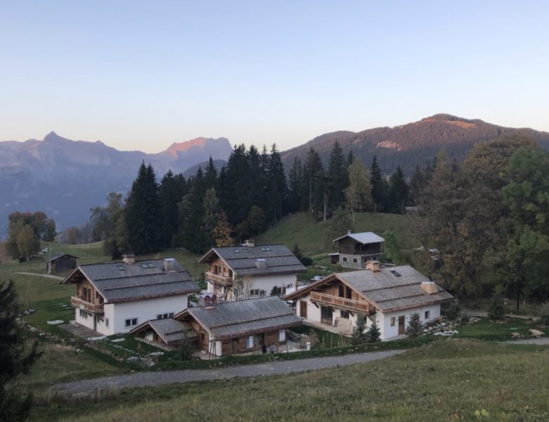 Quels sont les critères pour choisir les finitions intérieures lors de la construction d’un chalet en Haute-Savoie ?