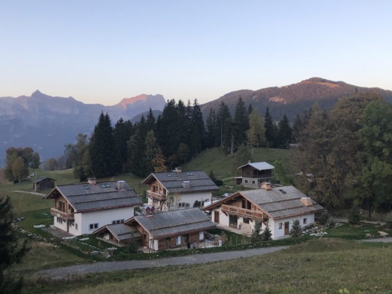 Quels sont les critères pour choisir les finitions intérieures lors de la construction d’un chalet en Haute-Savoie ?