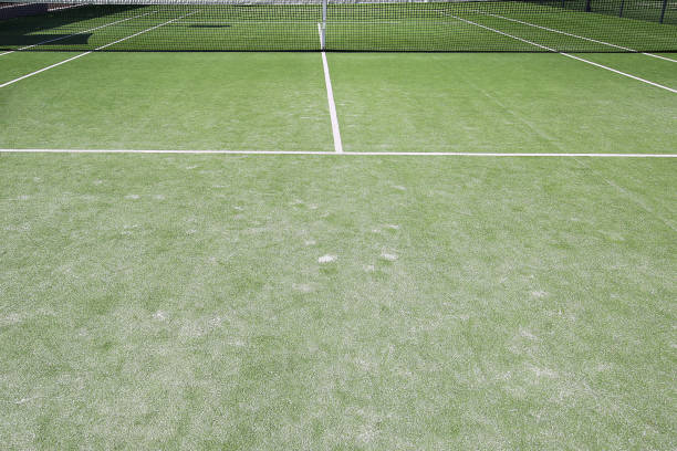 Quelles dimensions respecter pour un court de tennis homologué à Montpellier ?