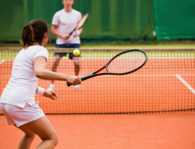 Pourquoi un constructeur de terrain de tennis recommande-t-il des tribunes pour les spectateurs ?