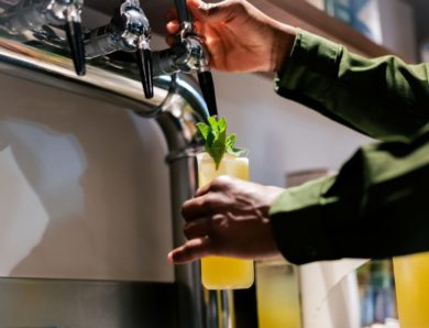 Existe-t-il un bar à cocktails à Lyon avec une terrasse agréable ?