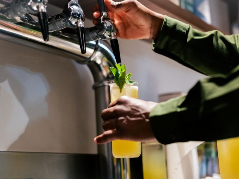 Existe-t-il un bar à cocktails à Lyon avec une terrasse agréable ?