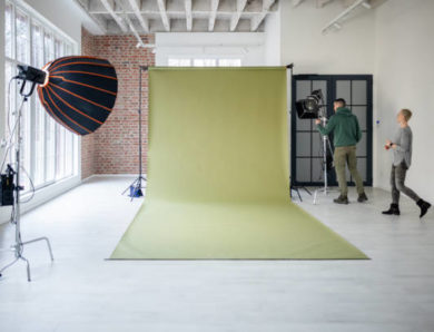 Comment bien préparer une séance dans un studio photo Lyon quand on n’a jamais posé ?