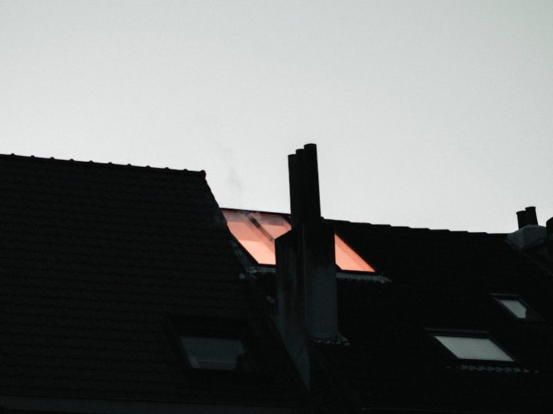 Comment un couvreur Paris répare-t-il une toiture mal isolée ?