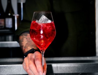 Comment l’accueil influence-t-il l’expérience dans un bar à cocktail à Lyon ?