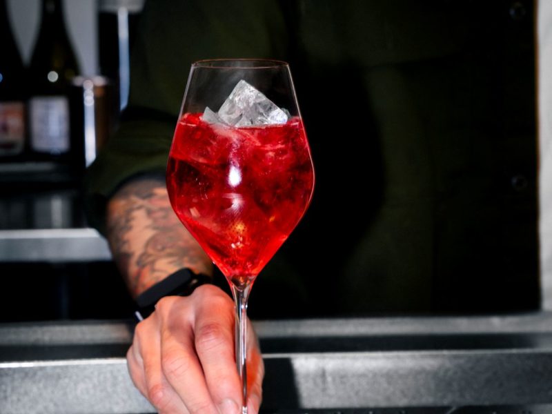 Comment l’accueil influence-t-il l’expérience dans un bar à cocktail à Lyon ?