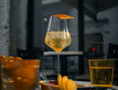 Pourquoi l’éclairage indirect est-il privilégié dans certains bars à cocktail à Lyon ?