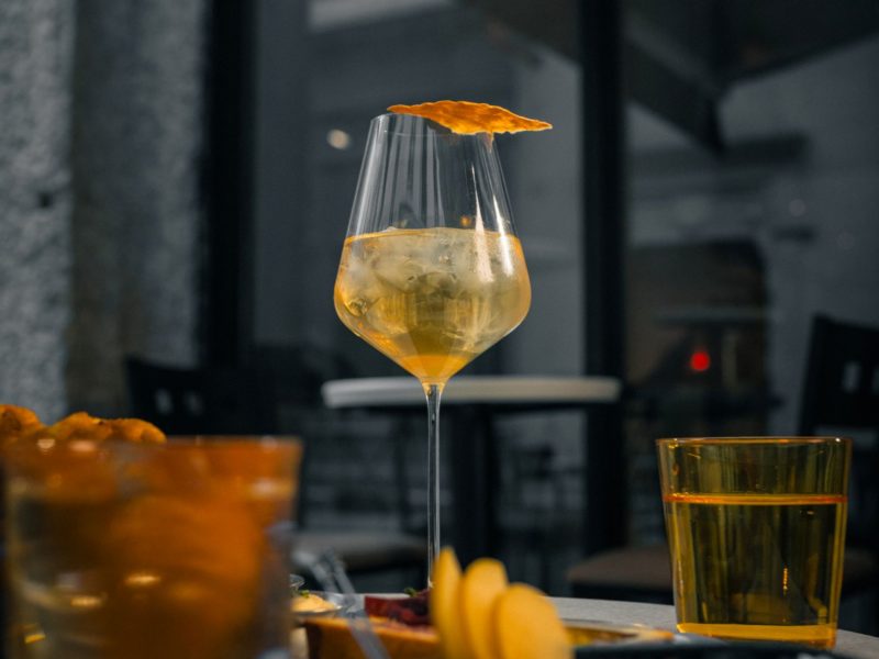 Pourquoi l’éclairage indirect est-il privilégié dans certains bars à cocktail à Lyon ?