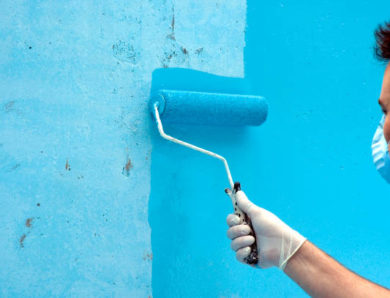 Comment la Peinture piscine à Mions résiste-t-elle aux produits de traitement ?