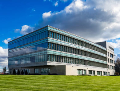 À quel moment faut-il vraiment s’engager dans le Décret Tertiaire pour les propriétaires de bâtiments tertiaires ?