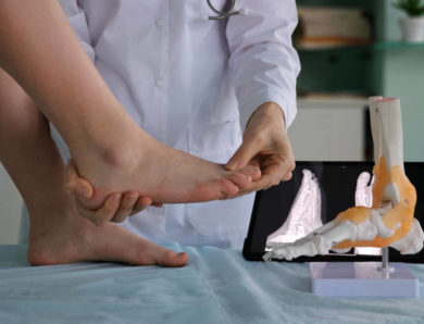 Comment un podologue pour sportif à Lyon analyse-t-il la posture et la biomécanique du coureur ?