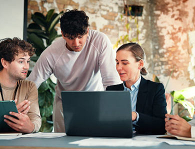 Identité visuelle entreprise Paris : Pourquoi une identité puissante rassure 4 prospects sur 5 ?