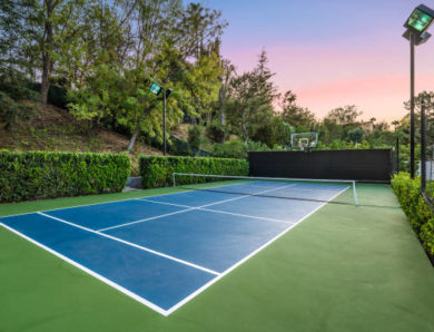 Comment savoir si mon terrain permet de construire un court de tennis?