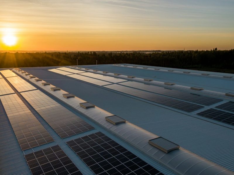 Pourquoi réaliser un Nettoyage de panneaux solaires à Genève après l&rsquo;hiver ?