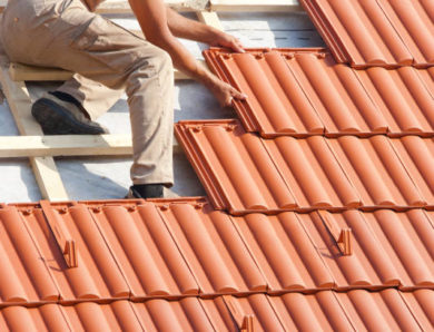 Pourquoi faire contrôler sa toiture par un couvreur à Uccle avant l’installation de panneaux solaires ?