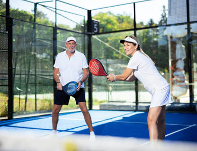 Quels sont les points de vigilance pour une construction court de padel en zone urbaine ?